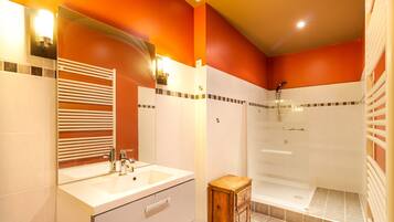 Shower, free toiletries, hair dryer, towels