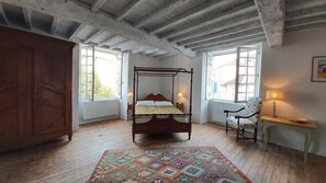 2 bedrooms, iron/ironing board, bed sheets