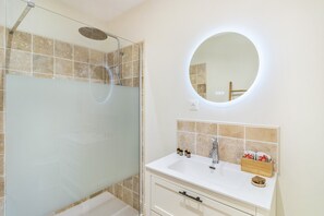 Regadera, amenidades de baño gratuitas, secadora de cabello, toallas 