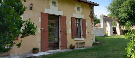 تفاصيل الفندق من الخارج