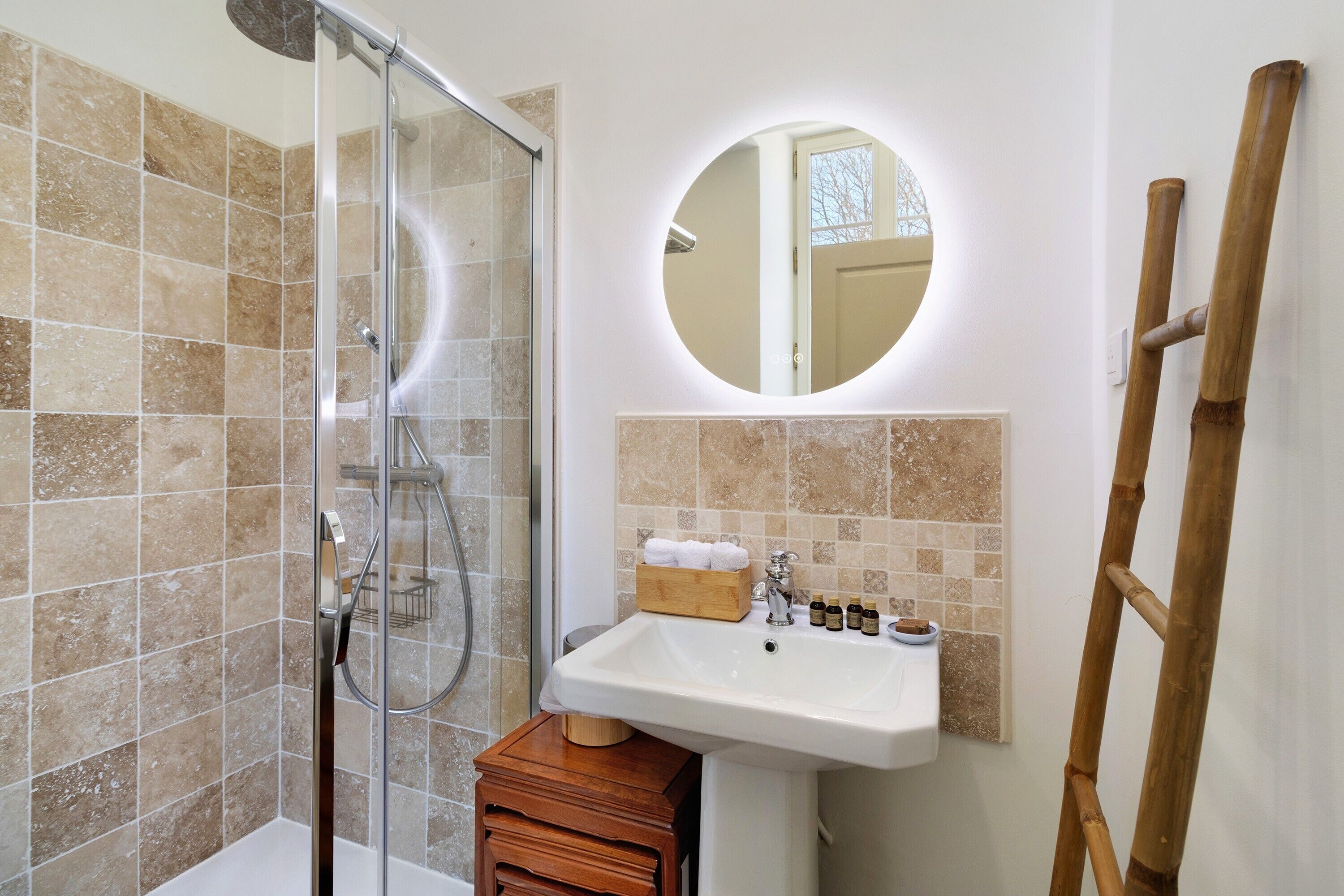 Een douche, handdoeken