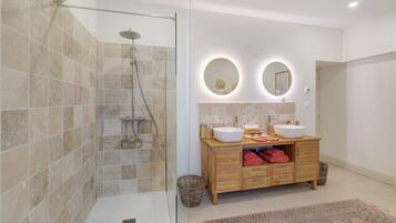 Shower, hair dryer, towels