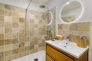 Chuveiro, toalhas de banho