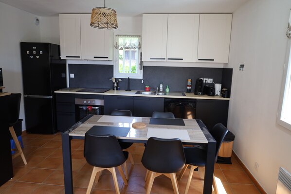 ثلاجة، ميكروويف، فرن، موقد طهي مسطح