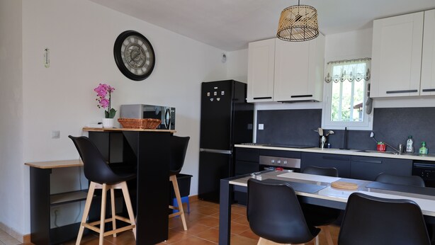 A compact kitchen with a dining area, featuring a refrigerator, a microwave, and a sink. - Apartment between lake and mountains, near resort (Chorges)