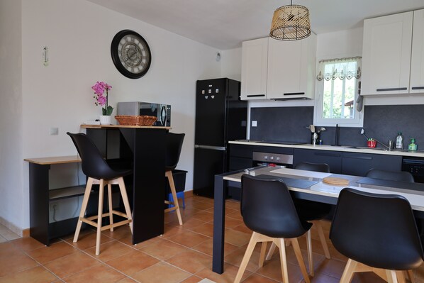 Réfrigérateur, micro-ondes, four, plaque de cuisson