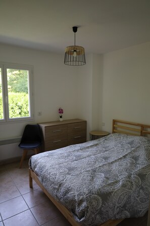 2 chambres, fer et planche à repasser