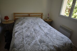 2 عدّة غرف نوم ومكواة/لوح كي