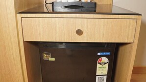 Un espacio kitchenette con cafetera integrada, hervidor y jarra para café.