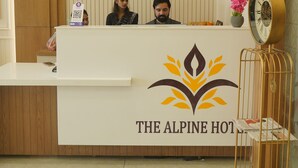 Una mesa de recepción con un logo que dice "The Alpine Hotel".