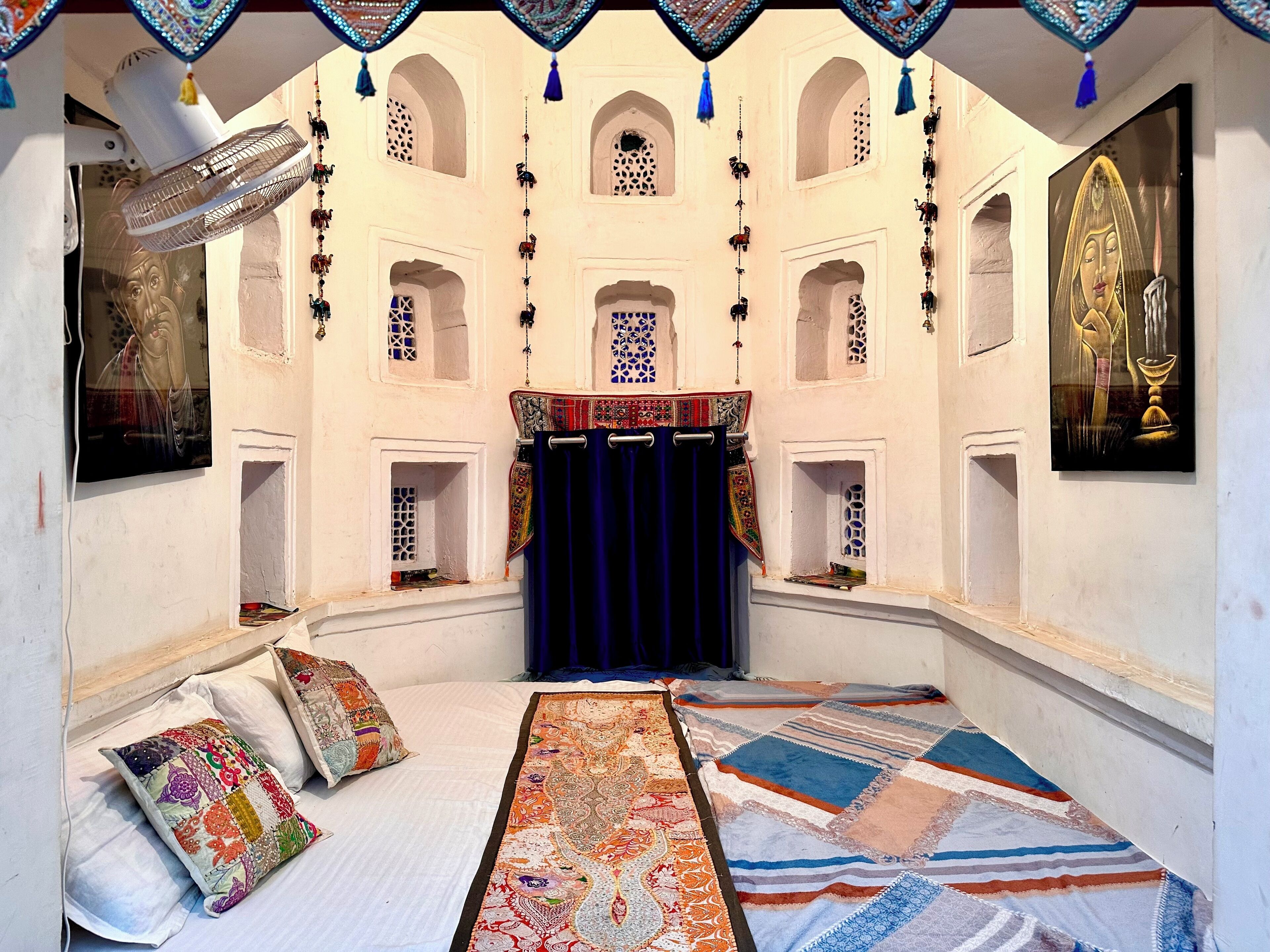 Ropa de cama de alta calidad y caja de seguridad en la habitación 