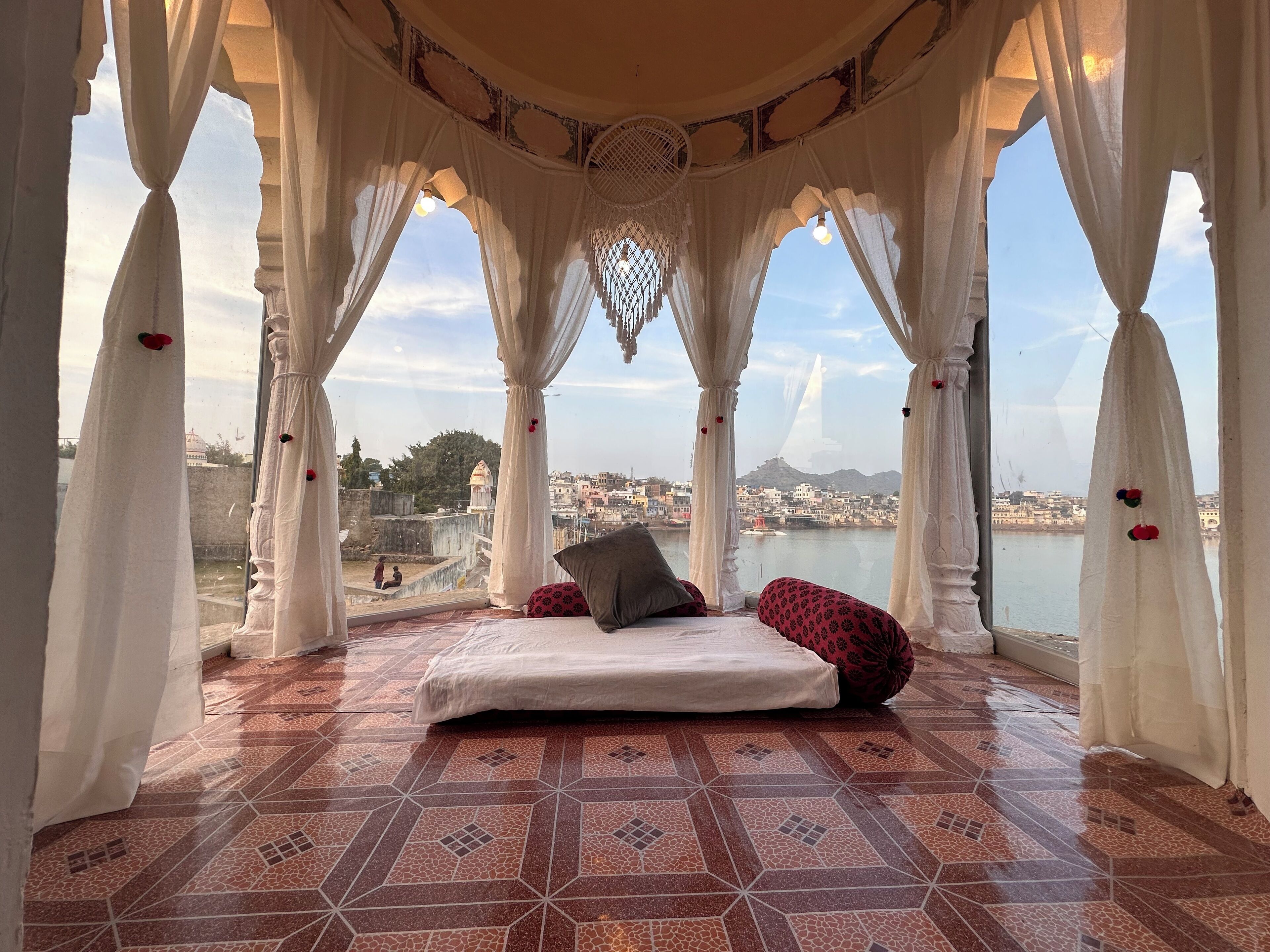 Ropa de cama de alta calidad y caja de seguridad en la habitación 