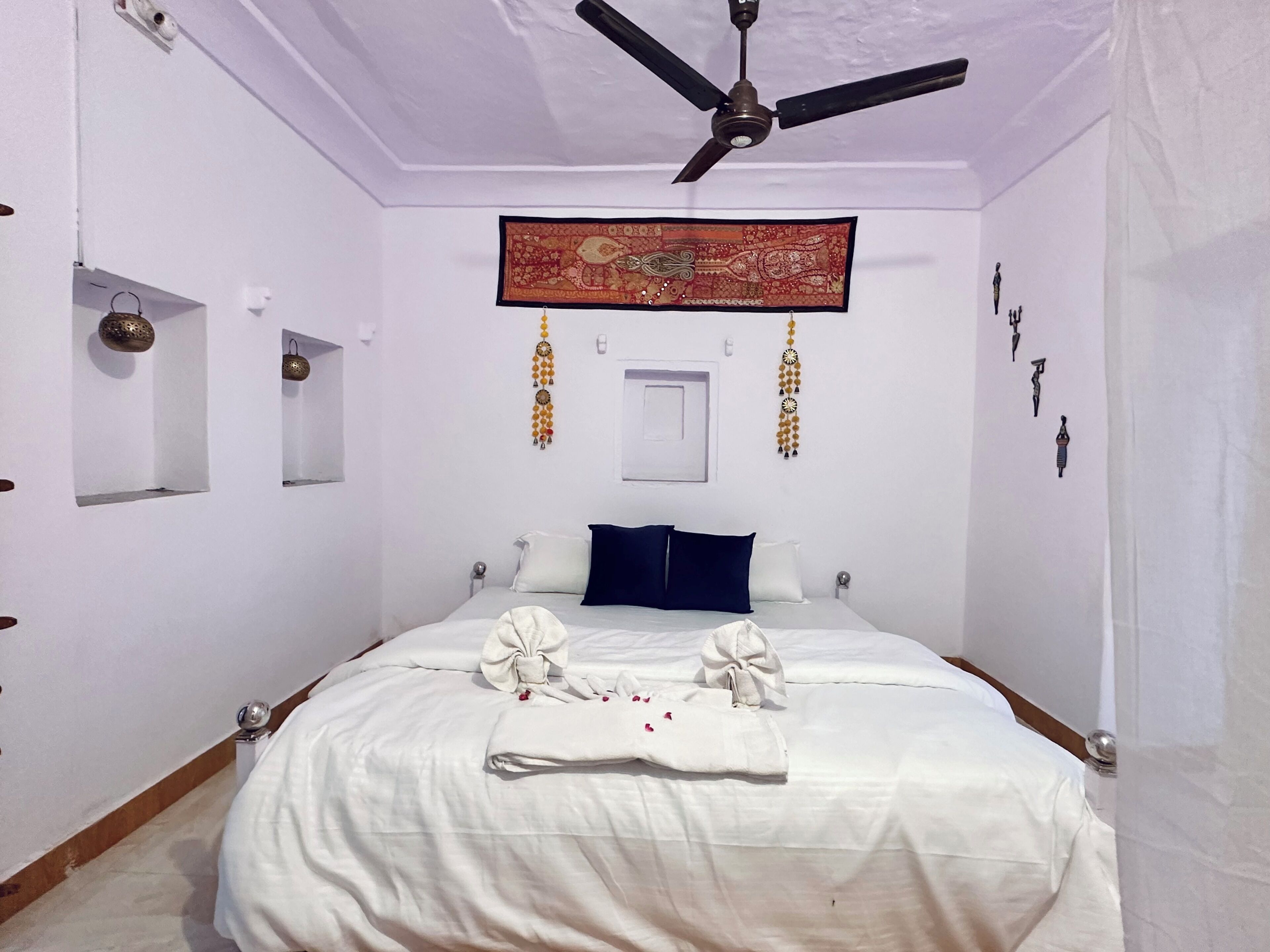 Ropa de cama de alta calidad y caja de seguridad en la habitación 