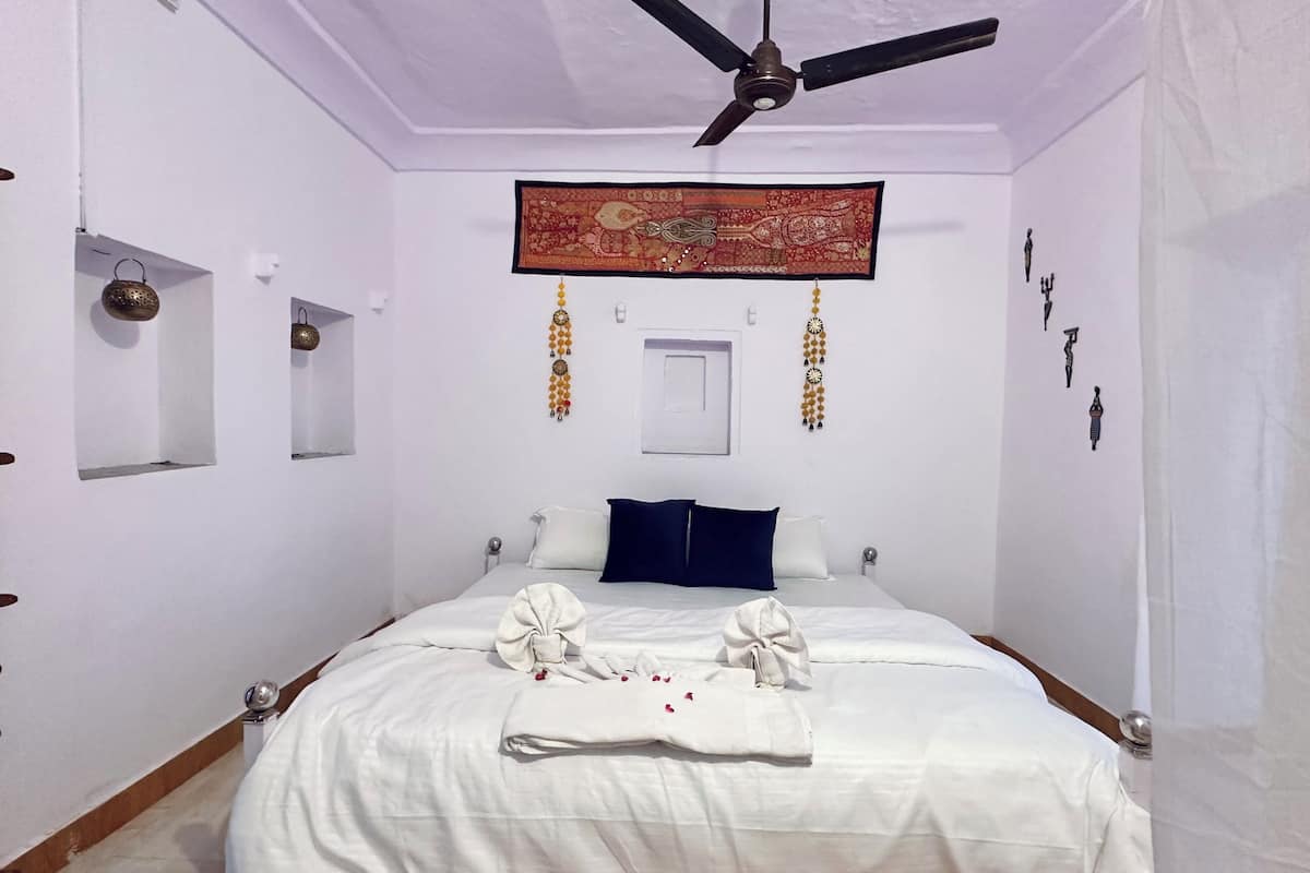 Royal Room | Premium bedding, in-room safe, soundproofing, free WiFi