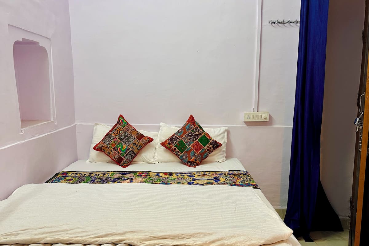 Comfort Room | Premium bedding, in-room safe, soundproofing, free WiFi