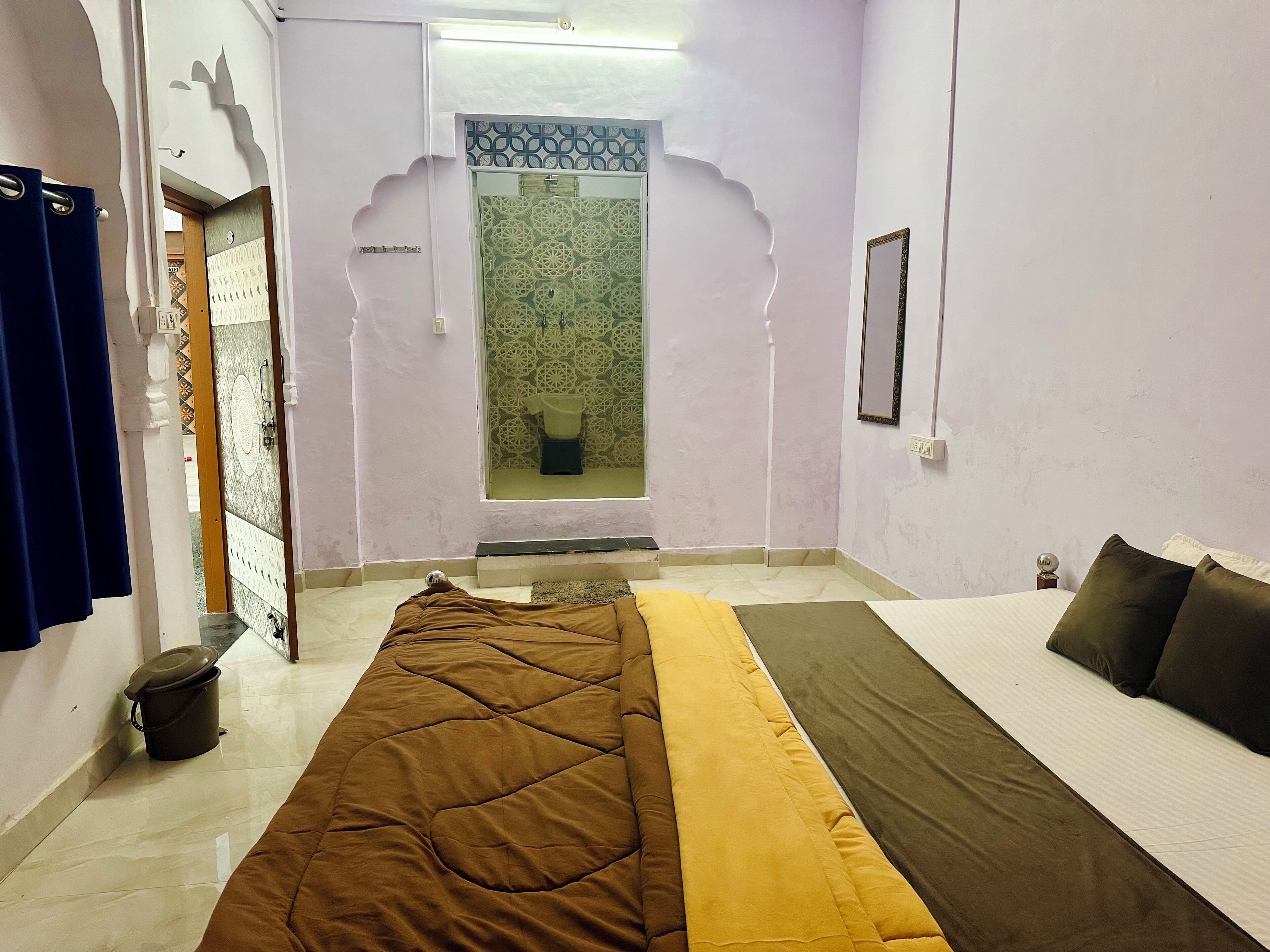 Ropa de cama de alta calidad y caja de seguridad en la habitación 