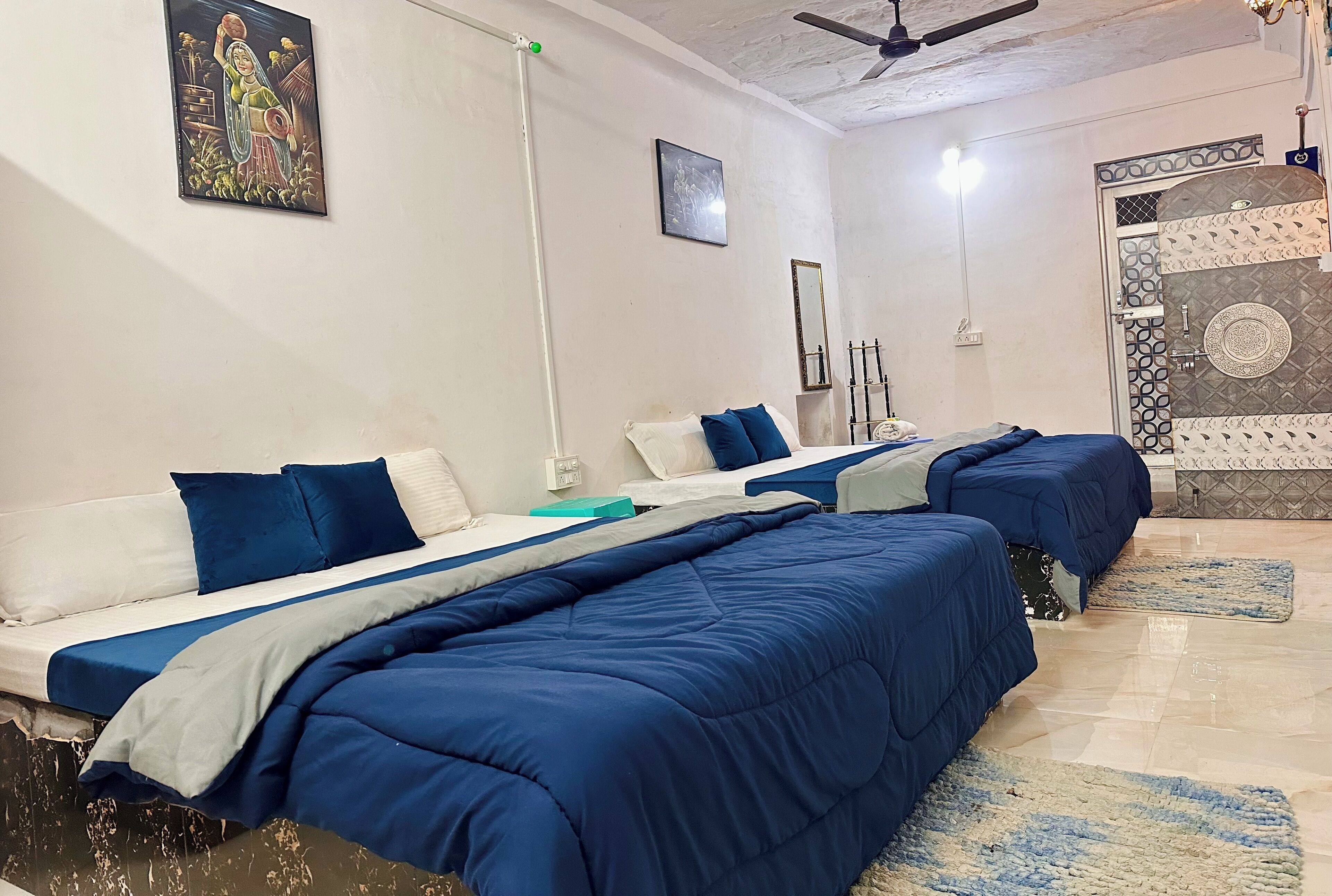 Ropa de cama de alta calidad y caja de seguridad en la habitación 