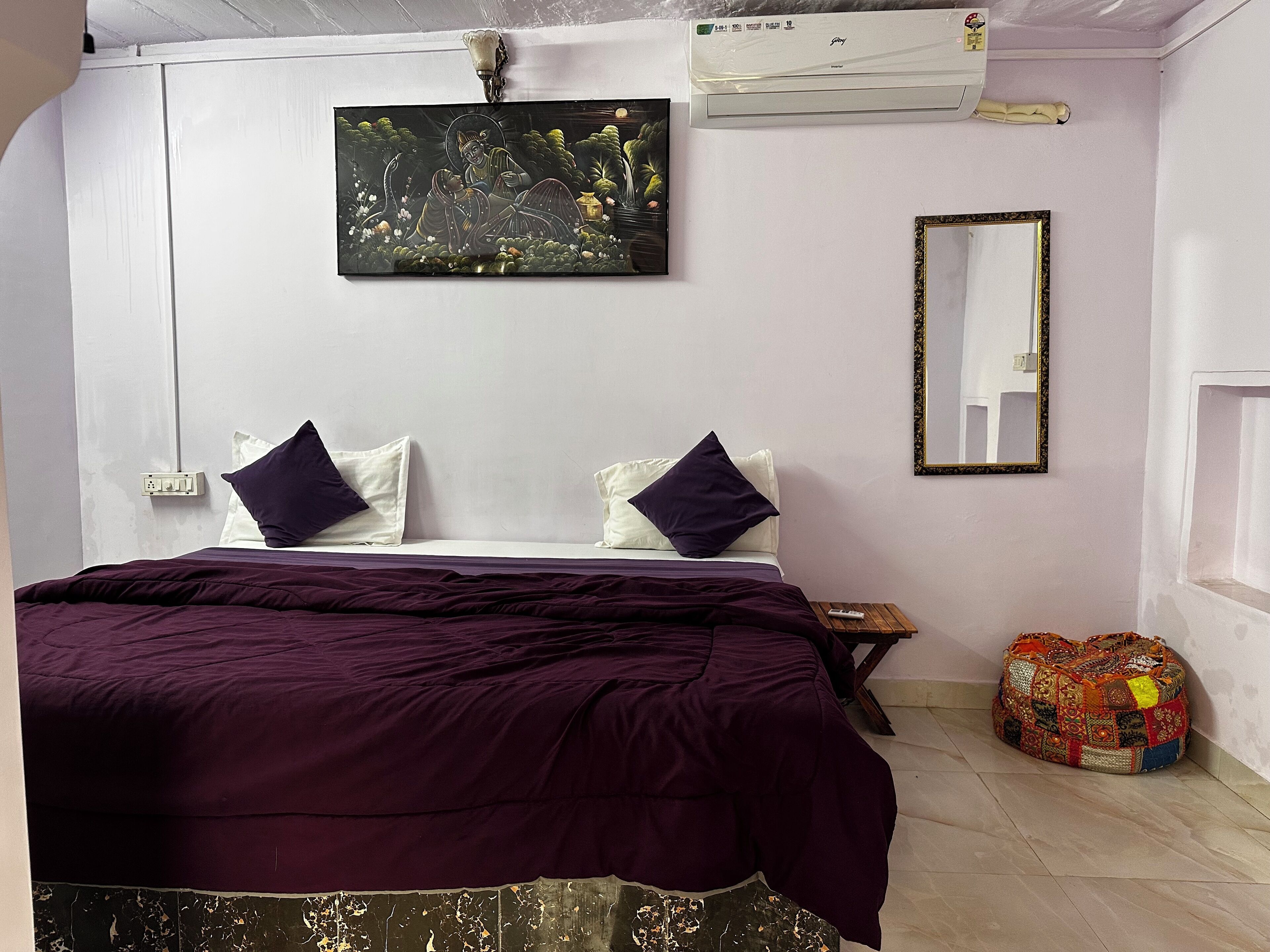 Ropa de cama de alta calidad y caja de seguridad en la habitación 