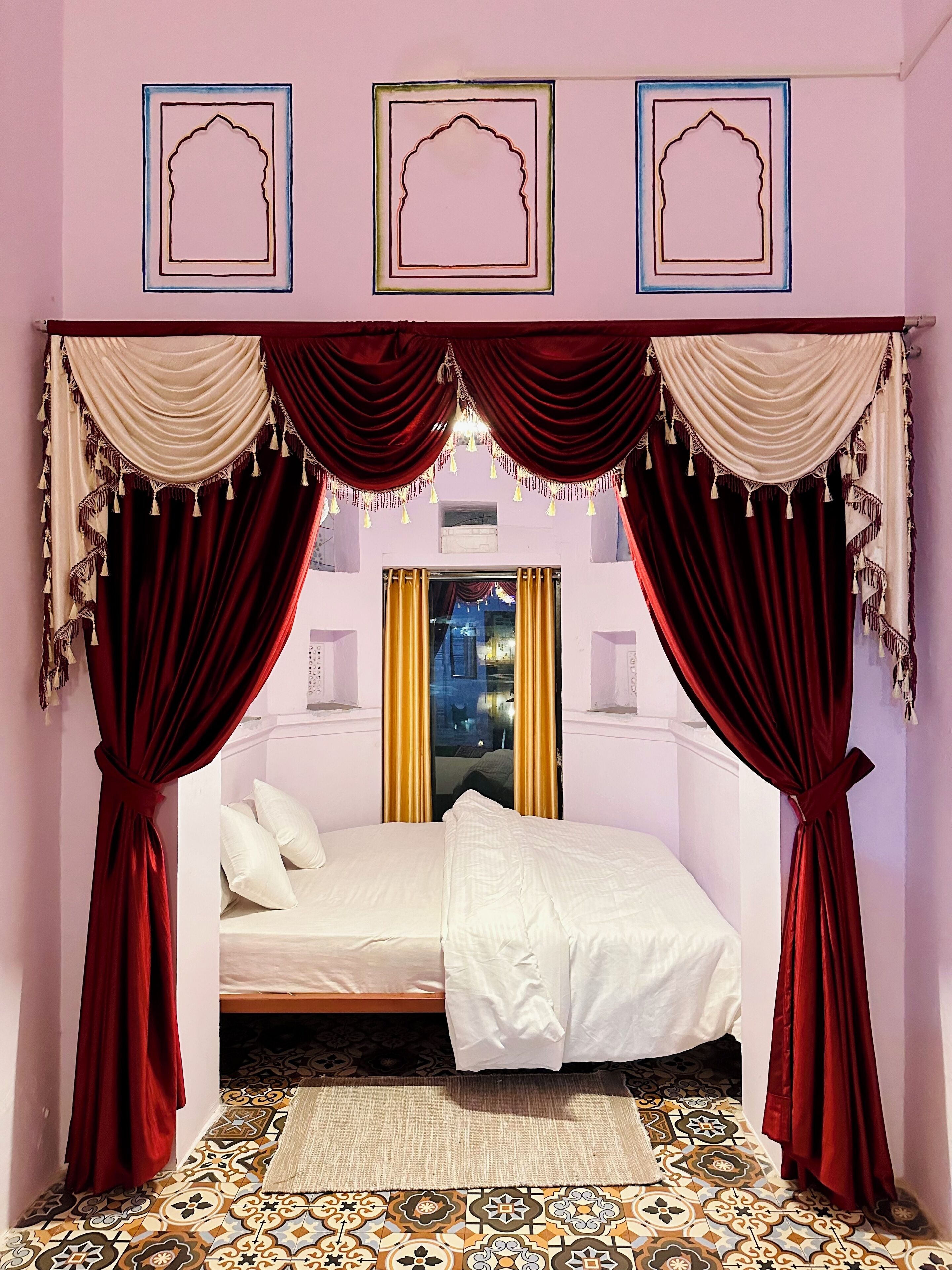 Ropa de cama de alta calidad y caja de seguridad en la habitación 