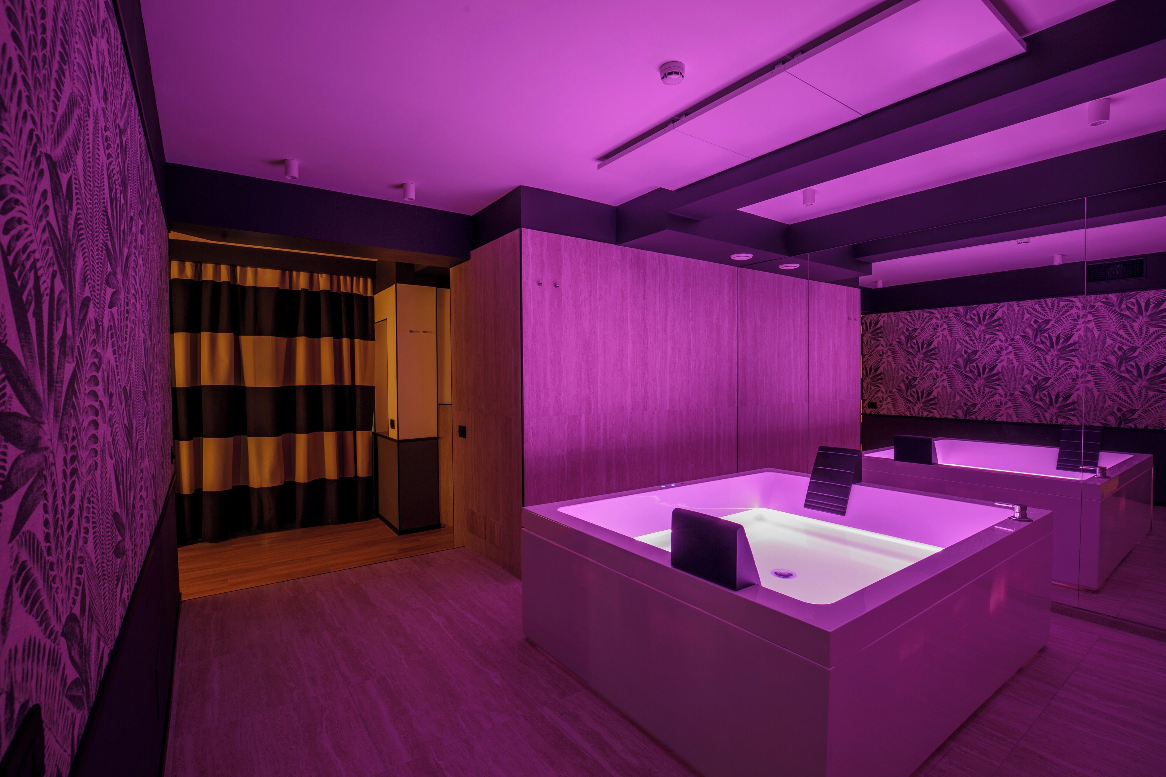 Suite – president | Bad | Separat badekar og dusj, hårføner, tøfler og håndklær