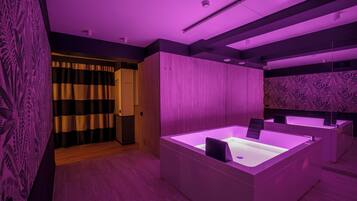 Suíte presidencial | Banheiro | Banheira e chuveiro separados, secador de cabelo, chinelos