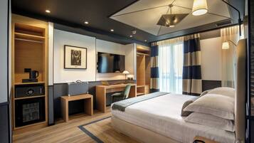 奢華套房 | 客房內保險箱、書桌、筆電工作空間、隔音