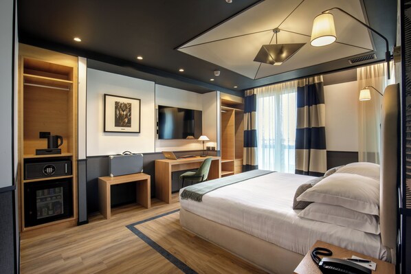 Luxury Suite | In-room safe, desk, laptop workspace, soundproofing