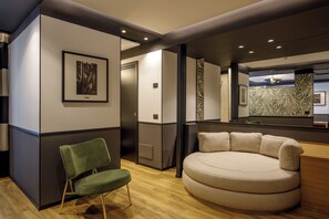 Suíte superluxo | Cofres nos quartos, escrivaninha, espaço de trabalho para notebook