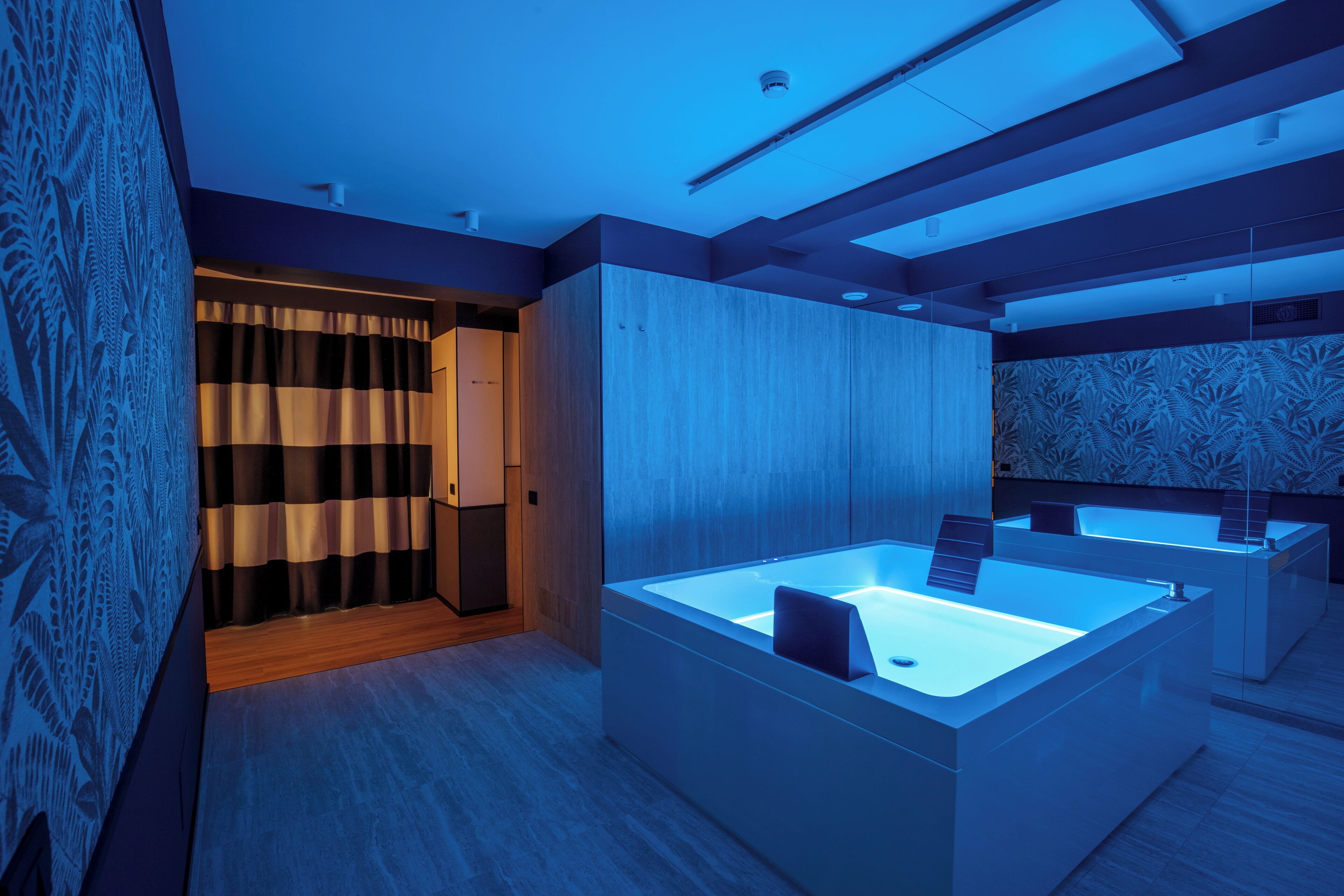 Suite Presidensial | Kamar mandi | Bathtub dan shower terpisah, pengering rambut, sandal, dan handuk