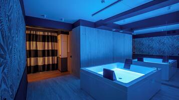 Presidential Suite | Bathroom | Separate bathtub and shower, hair dryer, slippers, towels