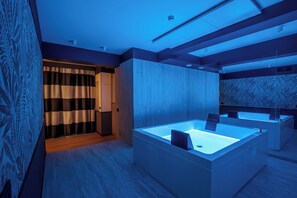 Phòng Suite Presidential | Phòng tắm | Bồn tắm và buồng tắm vòi sen riêng, máy sấy tóc, dép đi trong nhà 