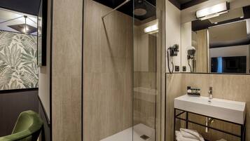 Suíte superluxo | Banheiro | Banheira e chuveiro separados, secador de cabelo, chinelos