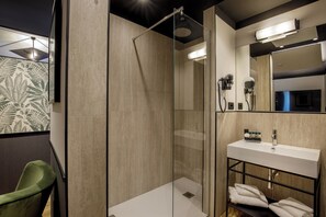 Suíte superluxo | Banheiro | Banheira e chuveiro separados, secador de cabelo, chinelos 