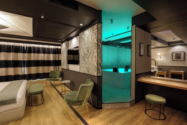 Caja de seguridad en la habitación y escritorio 