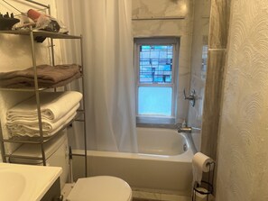 Hiustenkuivaaja, pyyhkeet, saippua, vessapaperi