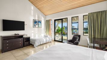 Deluxe Triple Room | In-room safe, desk, free WiFi