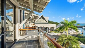 华丽三人房 | 客房内保险箱、办公桌、免费 WiFi