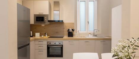 Apartment | Eigene Küche | Kühlschrank, Mikrowelle, Ofen, Herdplatte