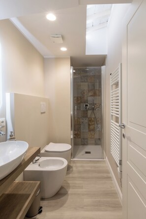 Apartment | Bathroom | Hair dryer, towels, soap, shampoo - Orsini 98 Apartments by Mamo Florence (Florence)