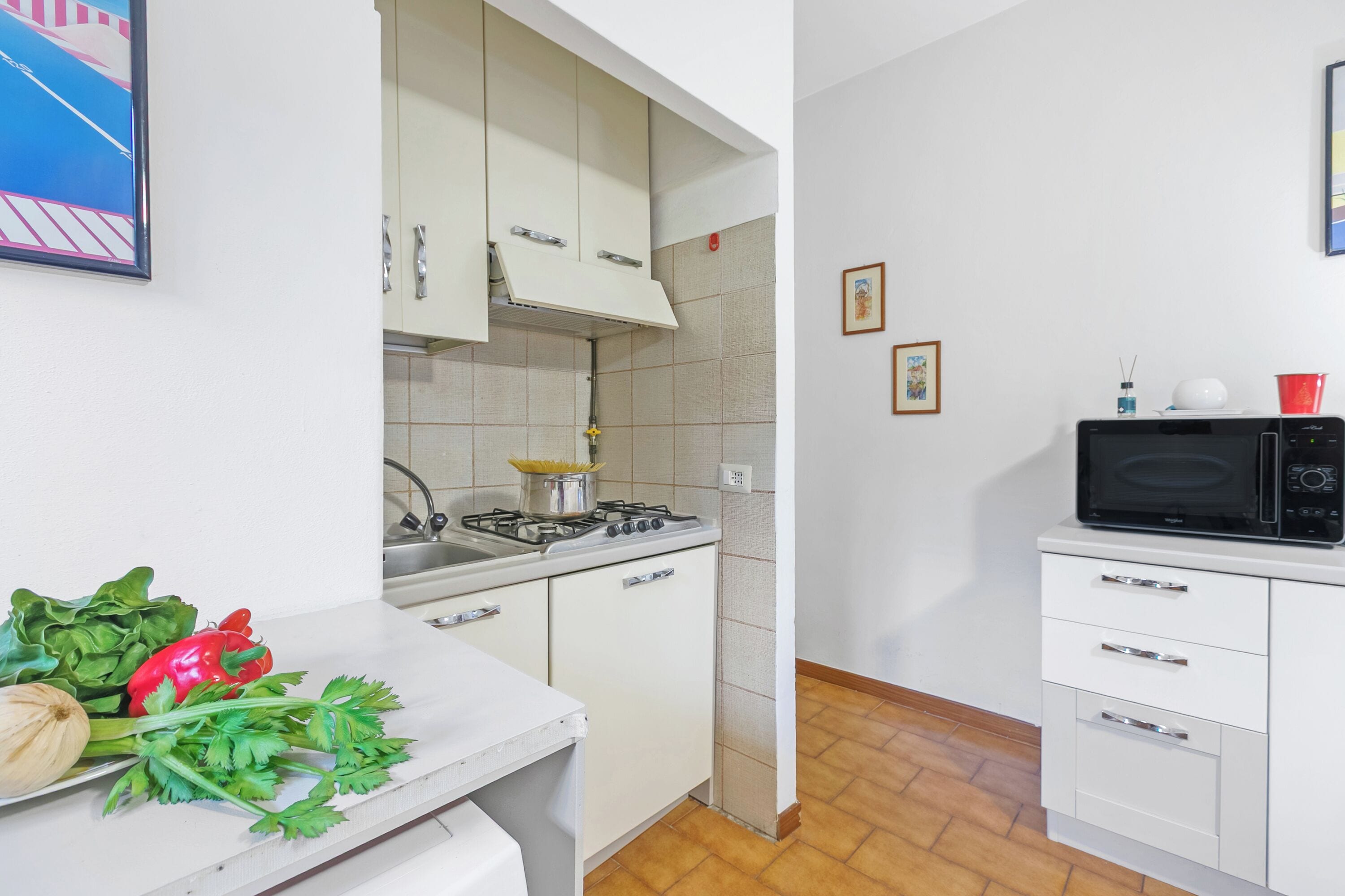 Departamento familiar, varias habitaciones (Mare Sorriso 900M From Sea) | Cocina privada | Refrigerador, microondas, horno y parrilla de estufa 