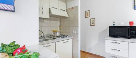 Departamento familiar, varias habitaciones (Mare Sorriso 900M From Sea) | Cocina privada | Refrigerador, microondas, horno y parrilla de estufa
