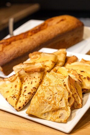 بوفيه فطور يوميًا بتكلفة قدرها (14.50 EUR للشخص)