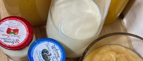 Une variété de produits laitiers, notamment du yaourt et du lait, disposés sur une surface en bois.