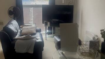 Studio, 1 Bedroom, Accessible, Smoking | Living room