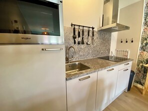 Wasserkocher mit Kaffee-/Teezubehör, Kühlschrank, Mikrowelle, Ofen