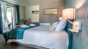 1 bedroom, iron/ironing board, WiFi, bed sheets - Alessio Room with Private Jacuzzi – Elegance, Relaxation & Refinement (Aigrefeuille-d'Aunis)