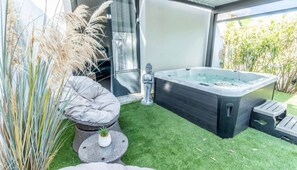 Terrace/patio - Alessio Room with Private Jacuzzi – Elegance, Relaxation & Refinement (Aigrefeuille-d'Aunis)