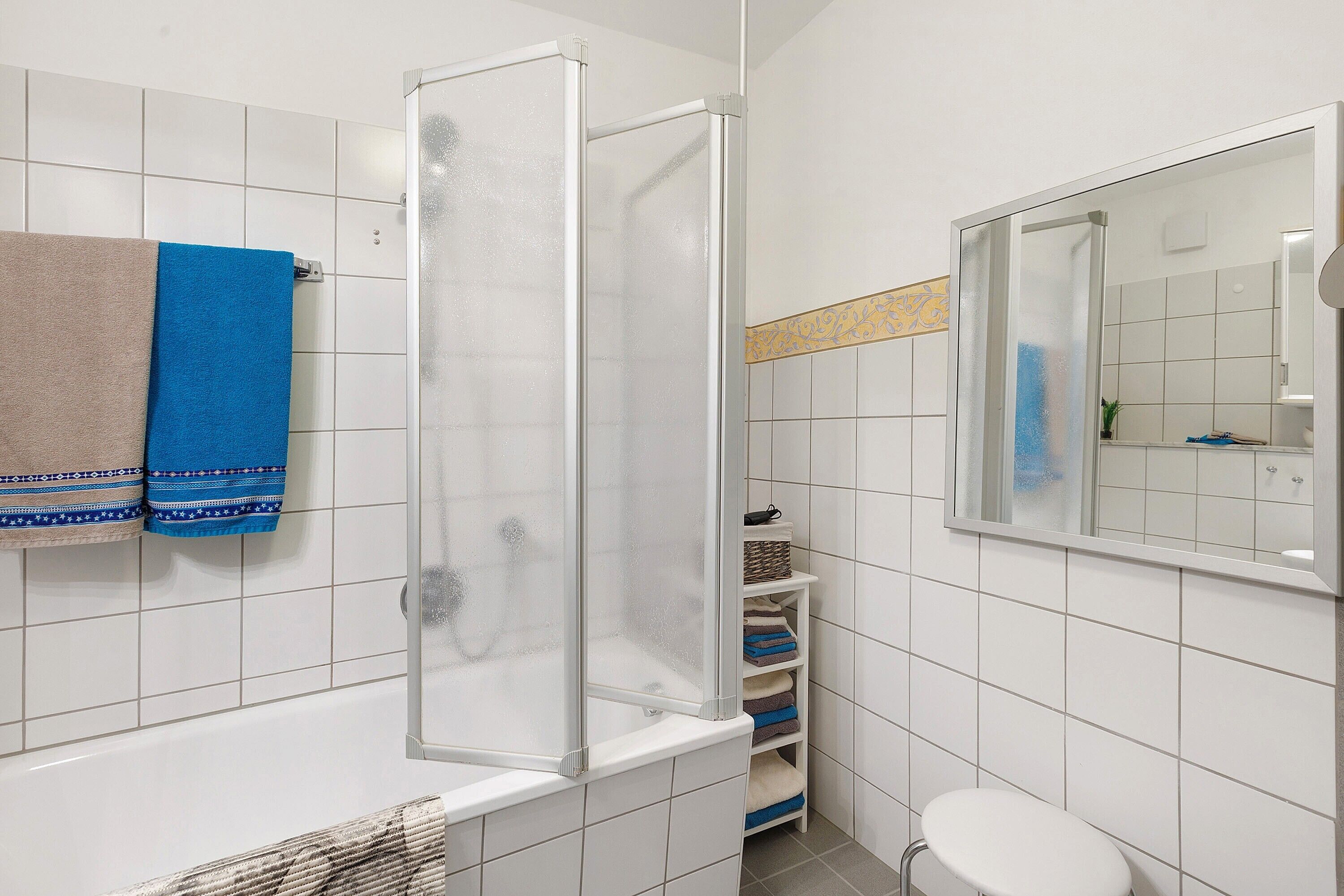 Douche, sèche-cheveux, serviettes fournies