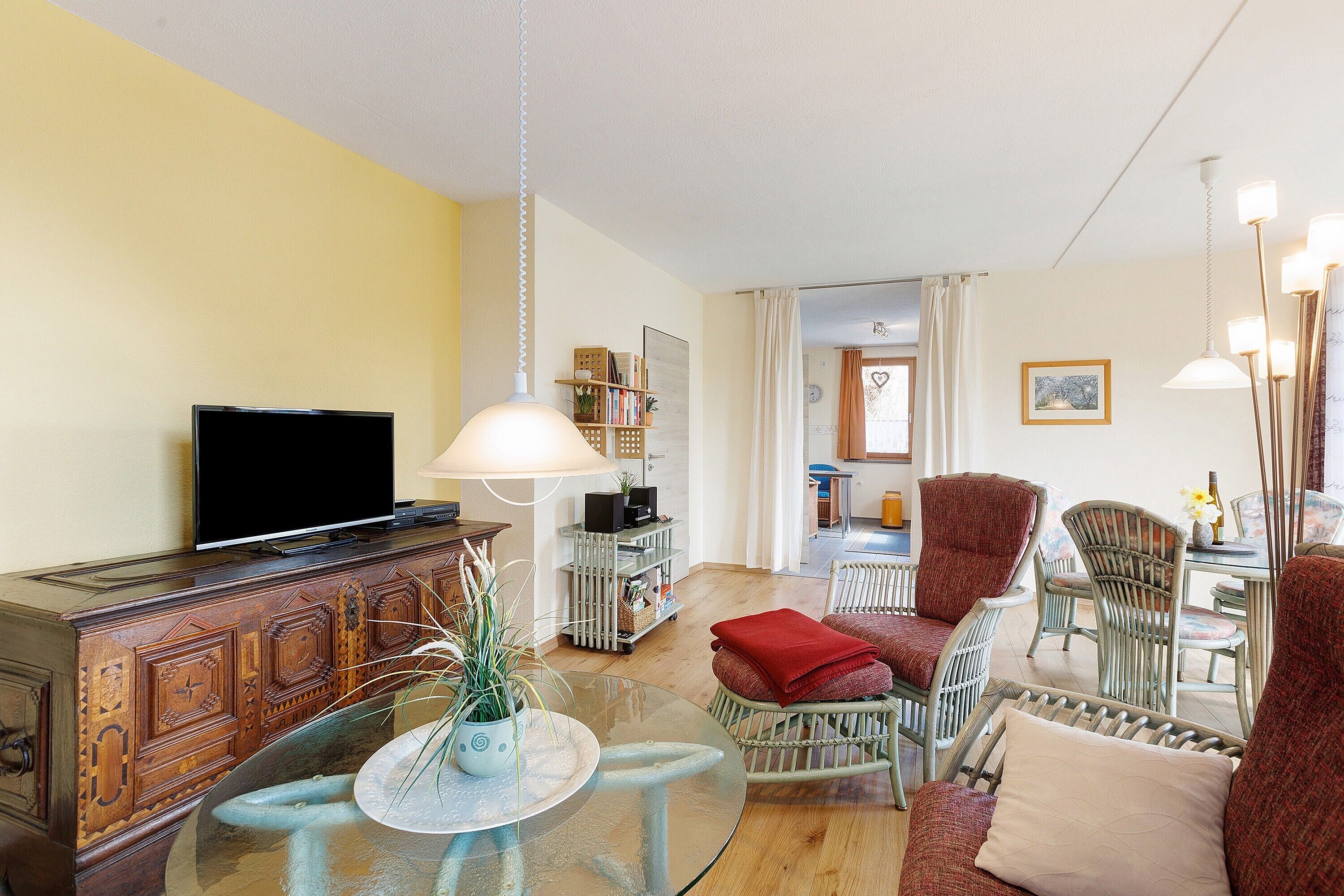 Televisie, een dvd-speler en een stereo