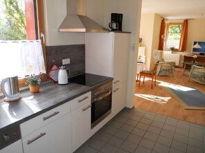 冷蔵庫、電子レンジ、オーブン、コンロ